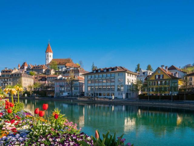 Schoene Ferienwohnung Mit Seeblick Тун Экстерьер фото